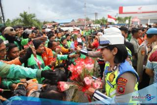 HUT ke-77, Polwan Polda Sumut Bagikan Bunga Sebagai Tanda Duka dan Kehangatan di Aksi Solidaritas Ojol